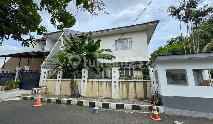 Rumah Hoek 2.5 Lantai di Pulomas. Dekat Sekolah dan Kantin. 2
