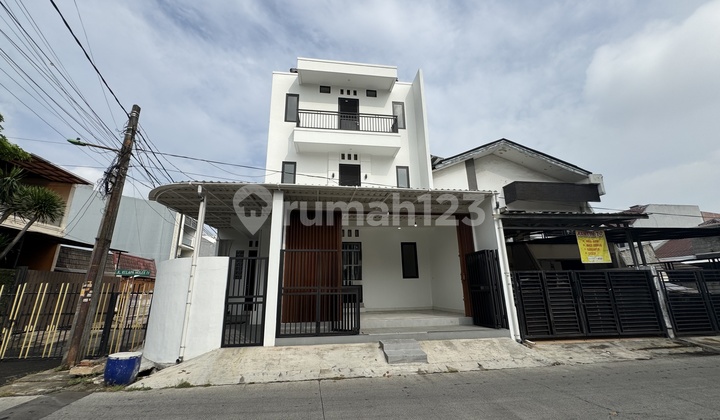 Dijual Rumah Hoek 3 Lantai 16 Kamar Tidur. Rumah Baru Dibangun. Aman Dari Banjir Dijual Rumah Hoek 3 Lantai 16 Kamar Tidur. Rumah Baru Dibangun. Aman Dari Banjir