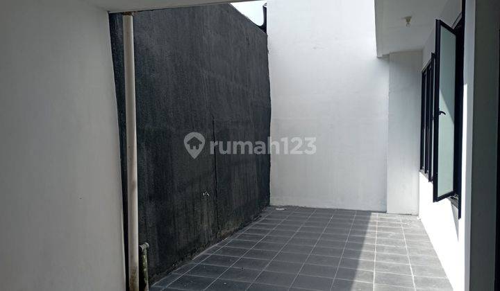 Dl. Disewakan Ruko 2 Lantai di Jl Mayjend Sutoyo 8