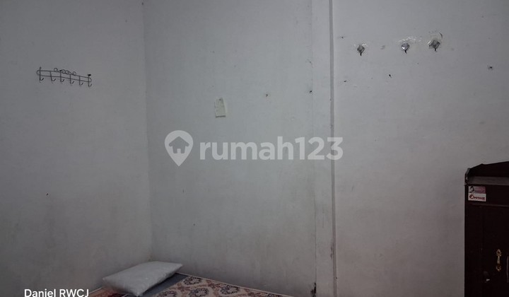 Dijual Rumah Kost Strategis di Pusat Kota Yogyakarta Area Terban, Gondokusuman, Yogyakarta Kesempatan Investasi di Jantung Kota Jogja Dijual Rumah Kost yang Berlokasi Sangat Strategis di Area Terban. Properti Ini Memiliki Dimensi Tanah yang Luas dan Berad 2
