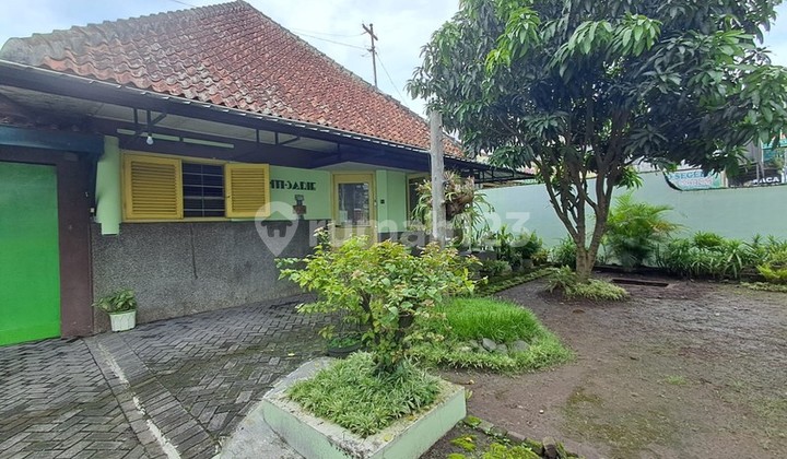 Premium Investment in a Sturdy & Spacious House on Main Road A. Yani Magelang with a Super Strategic Location Premium Investment in a Sturdy & Spacious House on Main Road A. Yani Magelang with a Super Strategic Location
