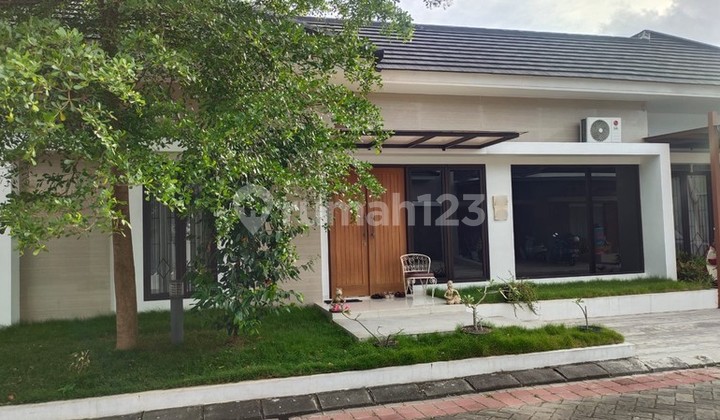 Rumah Mewah Pondok Permai dengan Kolam Renang & Halaman Luas, Sinduadi, Mlati, Sleman