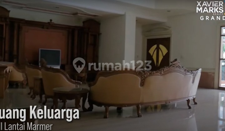 For Sale: Graha Family Luxury House in the Elite Area of West Surabaya 2