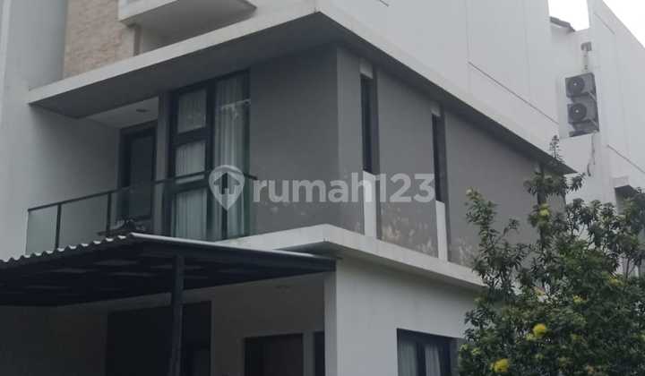 Rumah Cantik 3 Lantai di Provence Suite Serpong