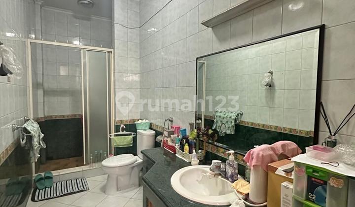 Rumah Hook Luas dan Terawat di Setra Duta 2