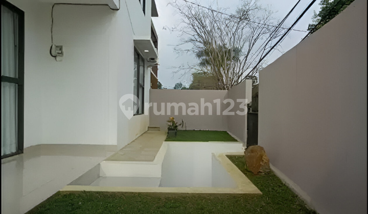Rumah Mewah Hook dengan Kolam Renang di Setiabudi Regency Rumah Mewah Hook dengan Kolam Renang di Setiabudi Regency
