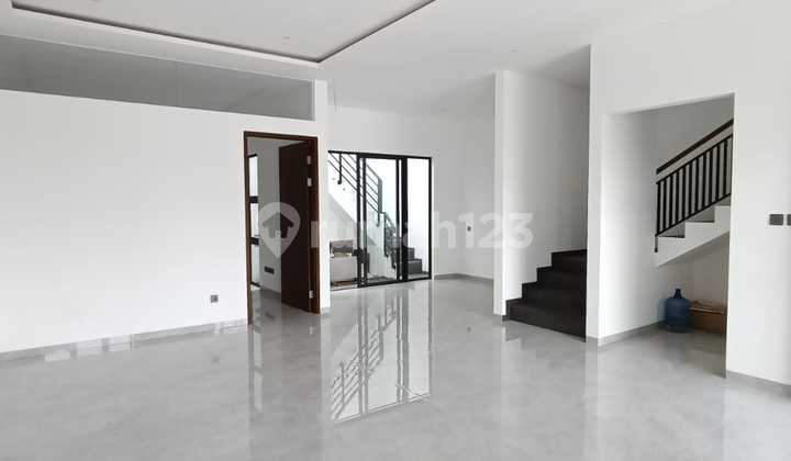 Rumah Baru Luas 2 Lantai di Setraduta Grande