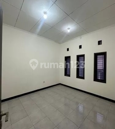 Rumah Bagus 1,5 Lantai Dekat Pusat Perbelanjaan Taman Kopo Indah