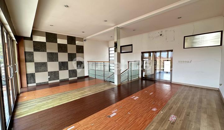 Rumah Bagus 3 Lantai di Lokasi Premium Komplek Batununggal