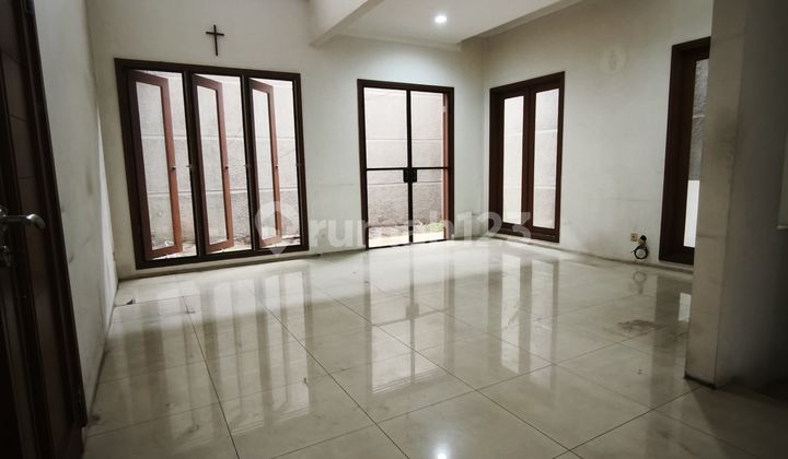 Rumah Luas 2 Lantai Siap Huni di Singgasana Pradana