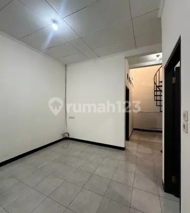 Rumah Bagus 1,5 Lantai Dekat Pusat Perbelanjaan Taman Kopo Indah 2