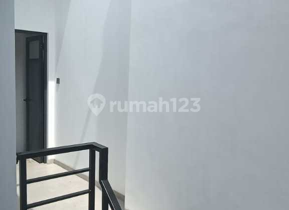 Rumah Baru Luas 2 Lantai di Setraduta Grande 2