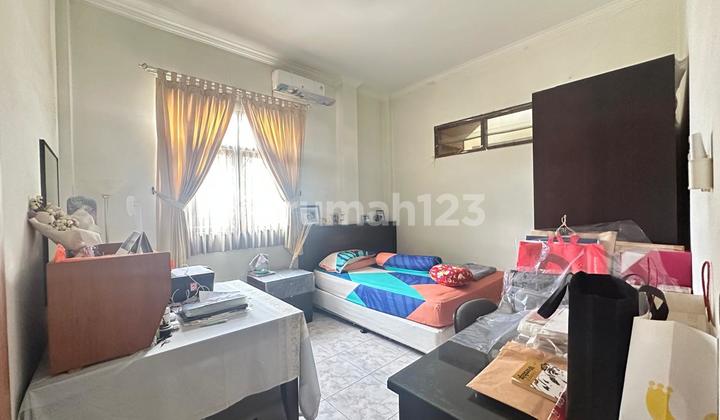 Rumah Hook Luas dan Terawat di Setra Duta