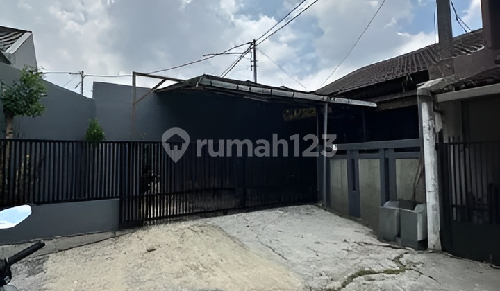 Rumah 1,5 Lantai Dekat Pusat Perbelanjaan di Taman Kopo Indah