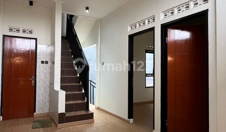 Rumah Bagus Cluster 3 Lantai Semi Furnished di Riung Bandung 2