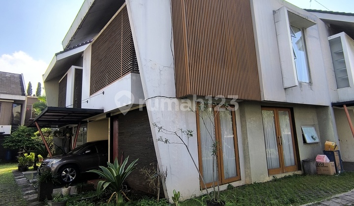Rumah Bagus Kuldesak Semi Furnished di Cigadung Dago