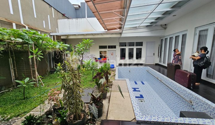 Rumah Bagus Semi Furnish ada kolam renang  di Komplek Muara indah