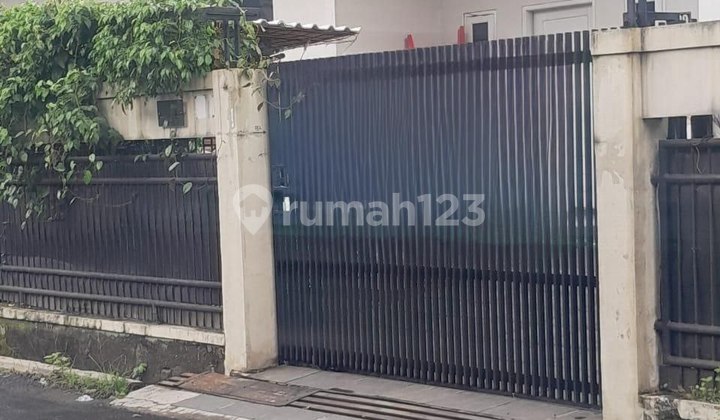 Rumah Bagus Semi Furnish ada kolam renang  di Komplek Muara indah