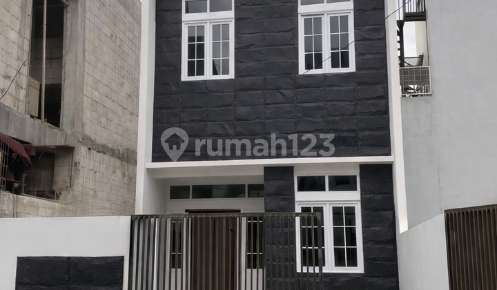 Ready-to-Occupy House in Arcamanik Near West Java Sports Complex at an Attractive Price