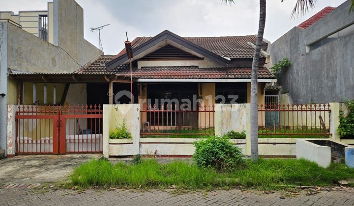 Bendul Merisi Selatan House, South Surabaya, 3-Car Row
