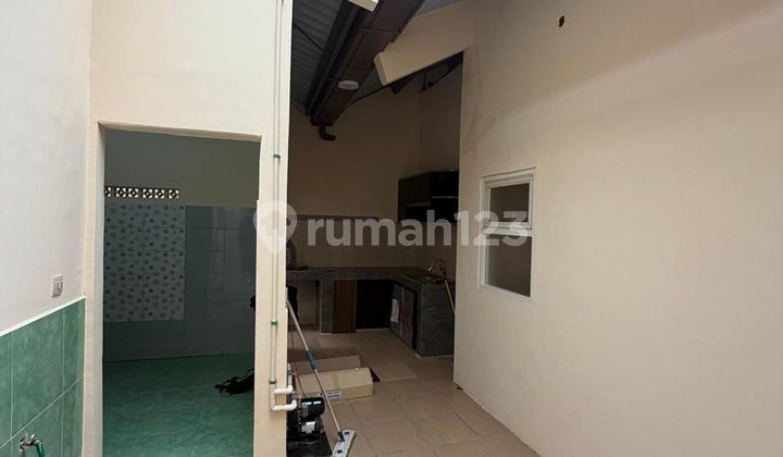 Kedinding House, North Surabaya, Strategic 5 Minutes to Suramadu Bridge Entrance, 10 Minutes to Kenjeran Main Road, 15 Minutes to Mitra Keluarga Hospital, Close to Mosque & Market. 2