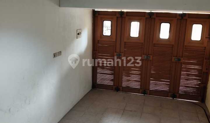 Rumah 2 Lantai Dharmahusada Mas, Surabaya Timur, Strategis 2