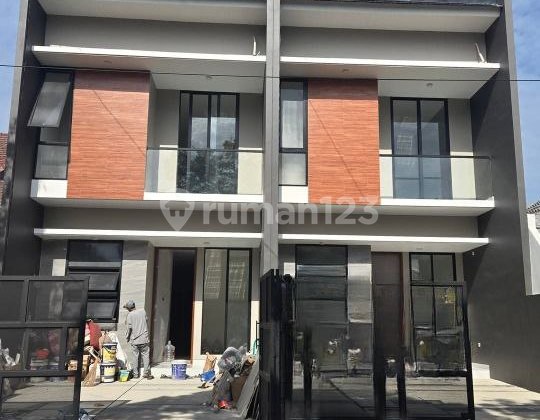 Rumah Baru 2 Lantai Model Minimalis Baruk Utara, Row 3 Mobil, Strategis Dekat Jalan Raya Merr