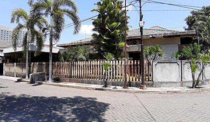 Rumah Hook Bintang Diponggo, Surabaya Barat, Strategis 1