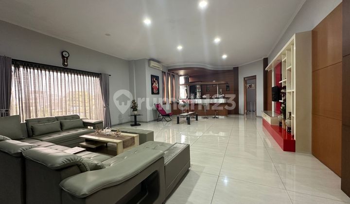 Rumah Mewah Ada Kolam Renang di Singgasana Pradana Bandung Rumah Mewah Ada Kolam Renang di Singgasana Pradana Bandung