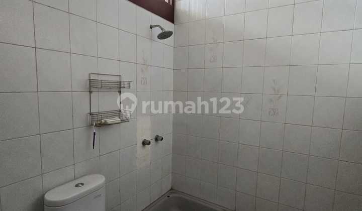 kamar mandi rumah terawat komplek mewah budi