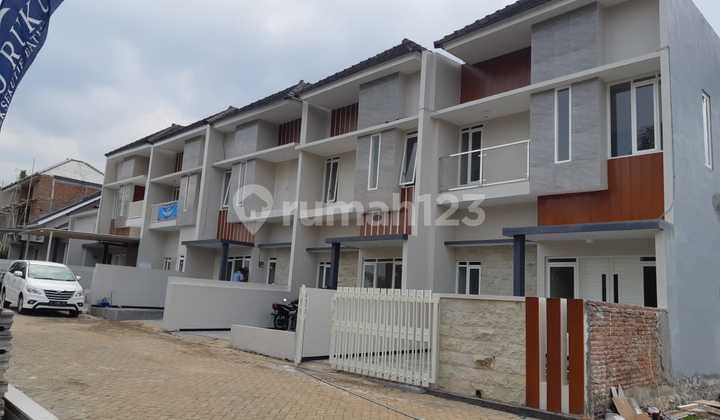 For Sale Villa House in Kota Wisata ******** Below Market Price 2