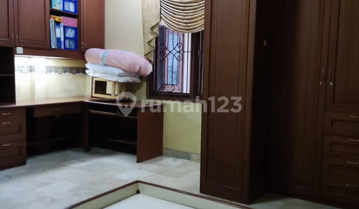 Rumah Luas di Jalan Utama Kemang Pratama 2 Bekasi 2