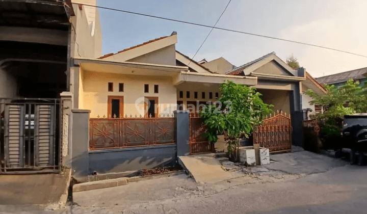 tampak depan dijual rumah siap huni di