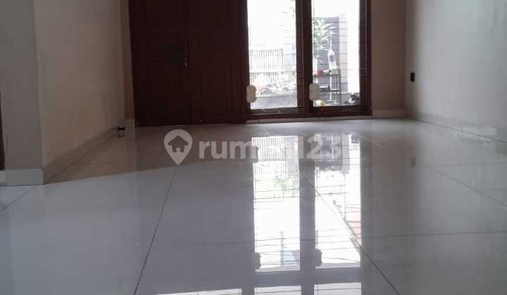 Rumah 1 Seperempat Lantai Hadap Utara di Pluit Selatan 2