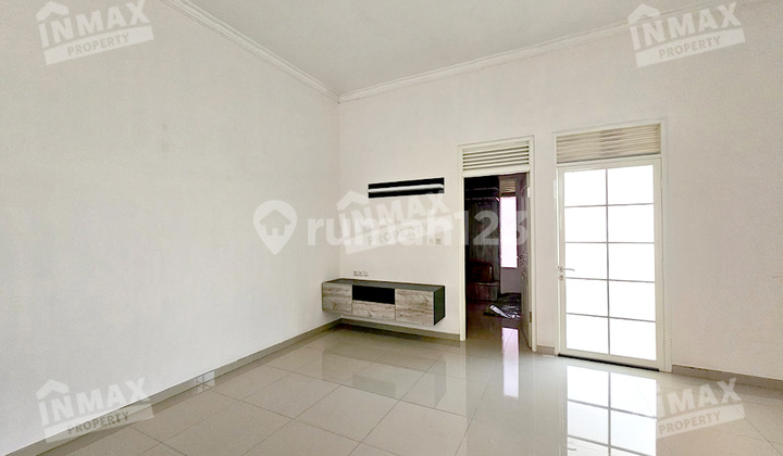 For Sale Cheap Villa House Kusuma Batu Malang Beautiful Well-Maintained Minimalist Ready to Live In Semi-Furnished Near City Square, Jatim Park 2, Transport Museum, Eco Greenpark One Gate System Strategic Center of Culinary & Tourism. Mountain Natural View SHM