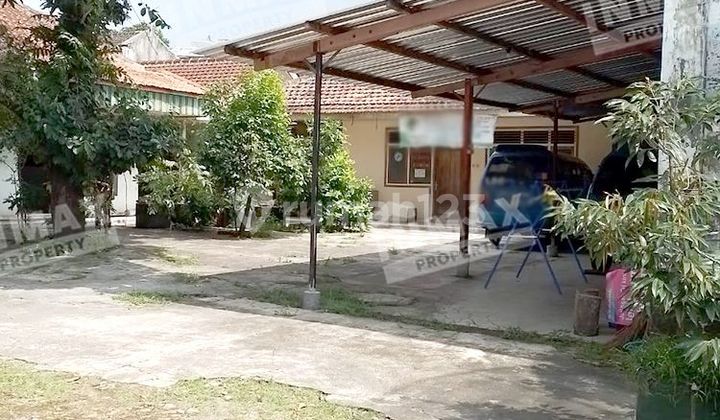 For Sale: House + 1,093m² Land, Zero Road Access on Dinoyo Raya, Tlogomas. Near UB, UIN, Unisma Campuses. Suitable for Culinary Business, Cafe, Restaurant, Guesthouse, Supermarket, etc. Ample Parking. Firmly Negotiable. 2