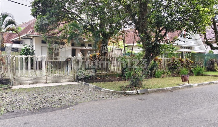 FOR SALE Original Authentic Dutch Colonial House in Mountain Area Near Ijen Boulevard, Dempo School, Oro Oro Dowo Market. Suitable for Residence, Guest House, Boutique, Classic Restaurant, Cafe. Spacious Yard, Wide Road Frontage. Firmly Negotiable. 2