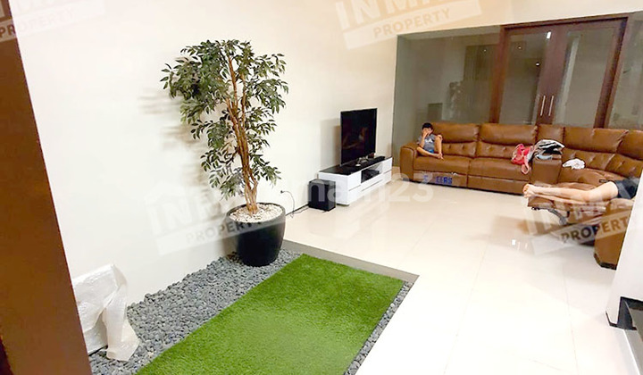 For Rent Luxury 2-Story Fully Furnished House in Elite Araya Malang Subdivision, 6 Bedrooms Ready to Occupy, Near Binus Campus, Club House, Golf Terrace Course, Plaza Araya, Persada Hospital, Includes Garage, Negotiable Price.