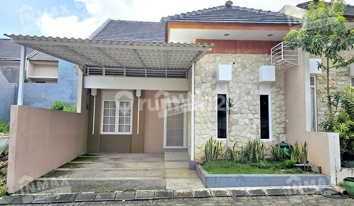 For Sale Cheap Villa House Kusuma Batu Malang Beautiful Well-Maintained Minimalist Ready to Live In Semi-Furnished Near City Square, Jatim Park 2, Transport Museum, Eco Greenpark One Gate System Strategic Center of Culinary & Tourism. Mountain Natural View SHM