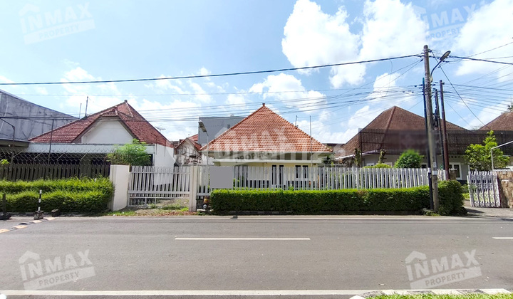 For Rent Classic Dutch House in Elite Mountain Area Near Jalan Ijen and Kawi. Large Well-Maintained Parking Area Ready to Occupy/Use for Restaurant Cafe Clinic Office Affordable Price Negotiable Commercial Area For Rent Classic Dutch House in Elite Mountain Area Near Jalan Ijen and Kawi. Large Well-Maintained Parking Area Ready to Occupy/Use for Restaurant Cafe Clinic Office Affordable Price Negotiable Commercial Area