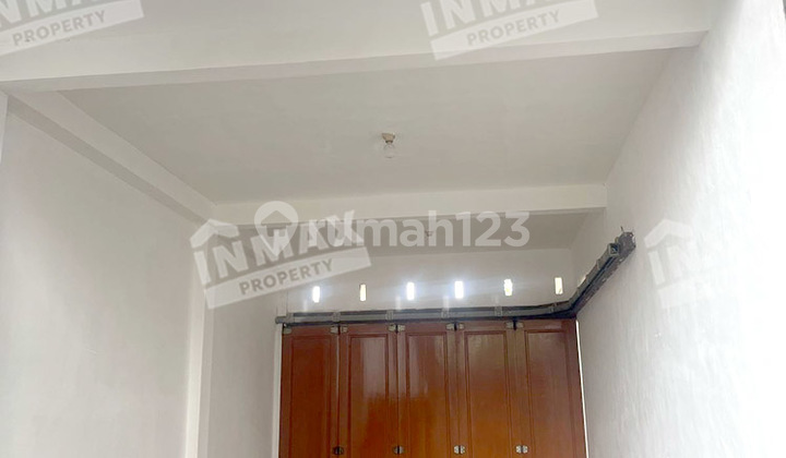 For Sale Super Cheap 2-Story House, 400 sqm Area with Garage, Ready to Occupy in Buring, Kedungkandang Area, Near Ken Arok Stadium and Alternative Route to Citra Garden. Needs to Sell Quickly.