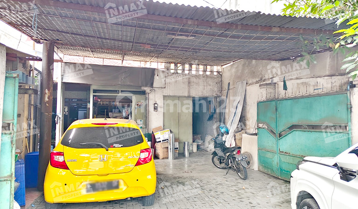 Strategic 2-Story Business House for Sale, Zero Distance to Priyo Sudarmo Main Road. 2