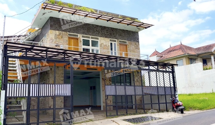 Dijual Rumah Usaha Bagus 2Lt Nol Jalan Raya Dekat Museum Angkut & Agro Cocok untuk Cafe Resto Rooftop, Guest House. Harga Murah Nego