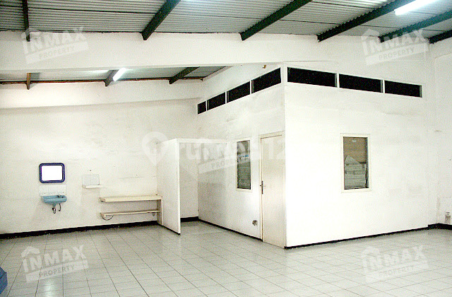 For Rent 3-Story Shop House 900 sqm Strategic Zero Road Sutoyo Blimbing Malang City Near A Yani, Quick Toll Access, Business Center Office Culinary Warehouse Land Shape Lucky Jar Ready for Business Restaurant Cafe Office Bank Course. Negotiable Price Busiest Traffic