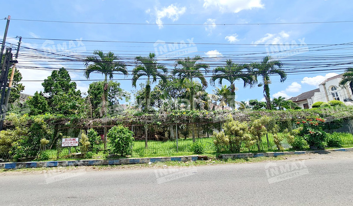 For Rent: Spacious Large House, 1200 sqm, on Tidar Main Road, Malang City. Close to Unmer Campus, Kalam Kudus, Wesley School. Suitable for Residence and Business: Restaurant, Cafe, Supermarket, Fitness Center, Office Space, Courses, School, Clinic. Price Negotiable. For Rent: Spacious Large House, 1200 sqm, on Tidar Main Road, Malang City. Close to Unmer Campus, Kalam Kudus, Wesley School. Suitable for Residence and Business: Restaurant, Cafe, Supermarket, Fitness Center, Office Space, Courses, School, Clinic. Price Negotiable.