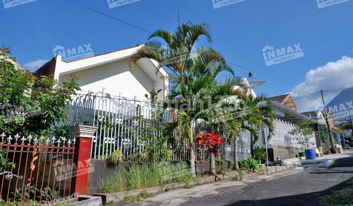 For Sale: The Most Affordable Beautiful Ready-to-Live Flamboyan Batu Malang House, Very Close to Batu Square, Lippo Mall, and Bukit Berbunga. Semi-Furnished, Well-Maintained Clean Building, Eligible for KPR. 2
