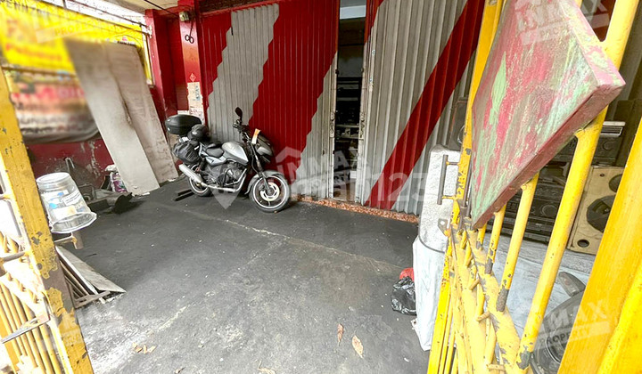 For Sale 2-Storey House Zero Land on Pahlawan Main Road Klojen Malang City Suitable for Living or Business Near Saiful Anwar Hospital, Klojen Market, Oro Oro Dowo, Avia Supermarket Negotiable Price 2