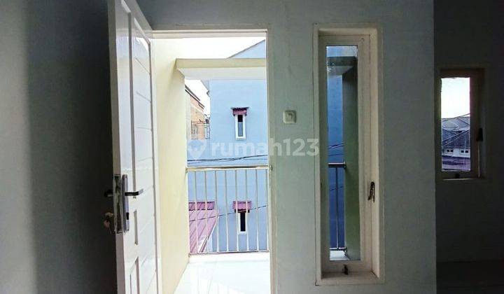 Di jual rumah 2 lantai kamar nya banyak dalam komplek di Medan johor 2