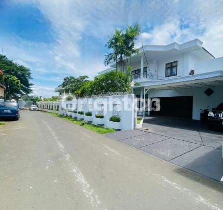 TWO-STORY LUXURY HOUSE WITH A SWIMMING POOL IN PEJATEN BARAT, SOUTH JAKARTA TWO-STORY LUXURY HOUSE WITH A SWIMMING POOL IN PEJATEN BARAT, SOUTH JAKARTA