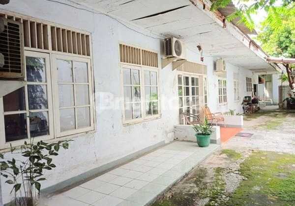 Rumah Tua Lahan Luas di Kawasan Bisnis Gajah Mada, Jakbar